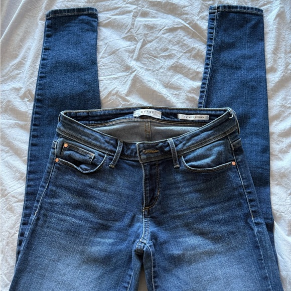 33.  GUESS | LOW RISE SKINNY JEANS - Picture 2 of 5